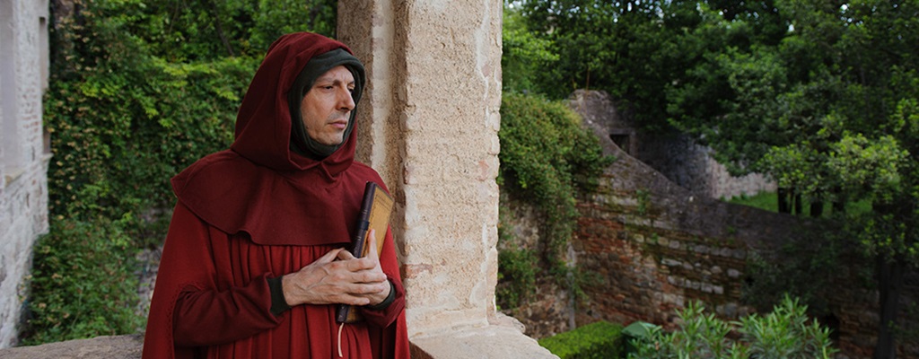 La scenografia è il monumento stesso